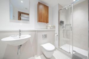 伦敦Kula London - Tower Hill的一间带水槽、卫生间和淋浴的浴室