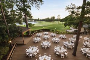 兀兰The Woodlands Resort, Curio Collection by Hilton的享有带桌椅的餐厅的顶部景致