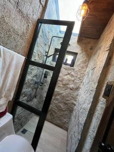 哈拉瓦科阿Los Helechos 5M的石墙房间的玻璃门