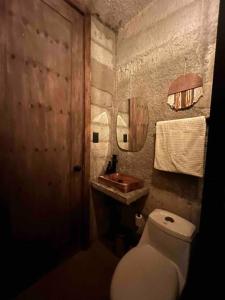 哈拉瓦科阿Los Helechos 5M的浴室配有白色卫生间和盥洗盆。