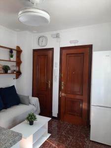 普拉多德尔雷Aires de Grazalema的带沙发和门的客厅