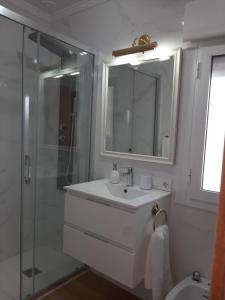 普拉多德尔雷Aires de Grazalema的白色的浴室设有水槽和淋浴。