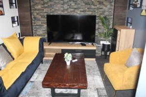 科托努Libdo Immos的客厅配有两张沙发和一台电视机