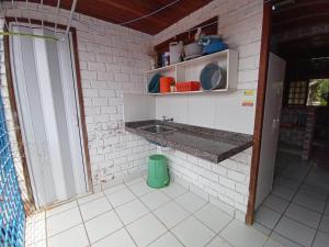 Chã GrandeCasa Aconchegante 1的厨房配有水槽和台面