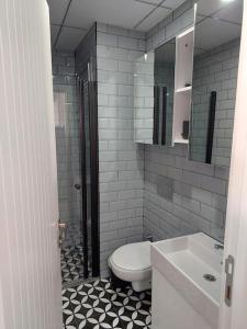 安塔利亚Comfort and Peace in a Luxury Residence!的白色的浴室设有卫生间和水槽。