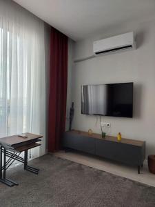 安塔利亚Comfort and Peace in a Luxury Residence!的客厅的墙上配有平面电视。
