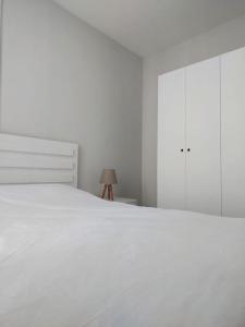 安塔利亚Comfort and Peace in a Luxury Residence!的白色卧室配有白色的床和灯
