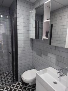 安塔利亚Comfort and Peace in a Luxury Residence!的浴室配有白色卫生间和盥洗盆。