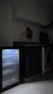 沙迦Al jada / Reef 4的厨房配有水槽和微波炉