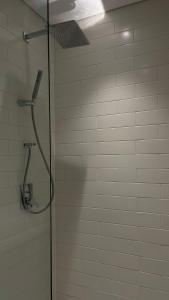 沙迦Al jada / Reef 4的浴室里设有玻璃门淋浴