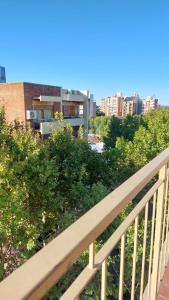 蒙特格兰德Monte Grande Centrico的阳台享有城市美景。