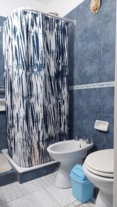 蒙特格兰德Monte Grande Centrico的浴室配有淋浴帘、卫生间和盥洗盆。
