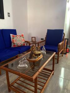 皮斯科Apartamento en Pisco的客厅配有蓝色椅子和茶几