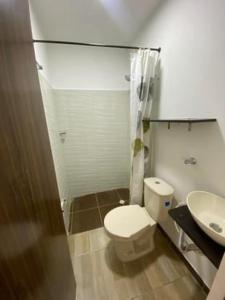 比亚维森西奥Habitación de descanso con aire acondicionado的一间带卫生间和水槽的浴室