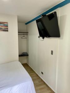 比亚维森西奥Habitación de descanso con aire acondicionado的一间设有床铺和墙上电视的客房