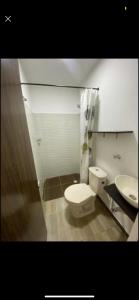 比亚维森西奥Habitación de descanso con aire acondicionado的一间带卫生间和水槽的浴室