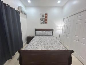 西区Caribbean Nest, West End, Roatan的卧室配有床和白色门