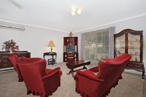 布赖特Wood Street Central - Central location!的客厅配有红色椅子和桌子