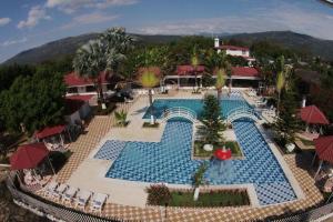 AguazulCENTRO VACACIONAL & HOTEL CAMPESTRE LAGO CENTER的享有度假村游泳池的空中景致