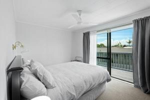 吉斯伯恩Whole House Sleeps 12 AC -Wifi - Pool的一间白色卧室,配有床和阳台