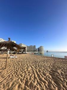 拉塞雷纳Lagunas del mar的沙滩上带遮阳伞和大海
