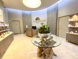 阳光岛滩15th Floor Luxury Suite at Trump Int Resort的一间房间中间带桌子的商店