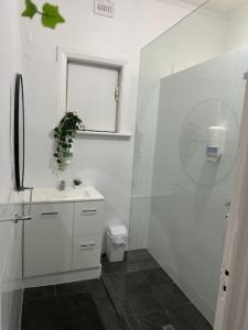 MinlatonMinlaton Hotel的白色的浴室设有水槽和卫生间。