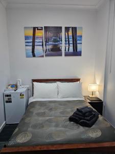 MinlatonMinlaton Hotel的卧室配有一张墙上有两张照片的床。