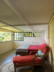 TohautuMaui Homestay的一间卧室设有两张床、一张长凳和窗户。