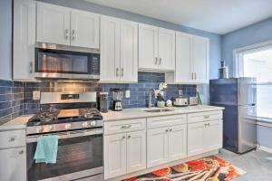 林登Luxury Home的厨房配有白色橱柜和炉灶烤箱。