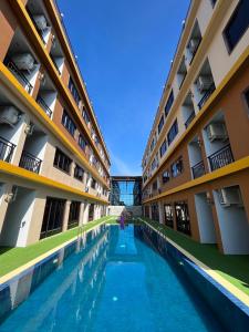 Khao YaiBaan Plaifah Khao Yai Hotel的一座带游泳池的公寓大楼的庭院