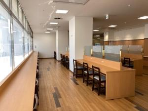 鸟取市Hotel Alpha-One Tottori的一间会议室,配有木桌和椅子