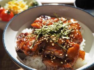 鸟取市Hotel Alpha-One Tottori的一大碗食物,包括肉和米饭