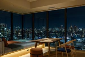 东京OMO5 東京五反田 by 星野集团(OMO5 Tokyo Gotanda by Hoshino Resorts)的一间晚上享有城市美景的客房