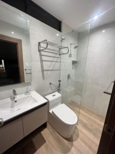 瓜亚基尔NOVAPARK FERROVIARIA的浴室配有卫生间、盥洗盆和淋浴。