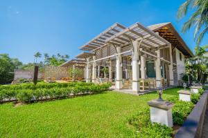 莱利海滩Bhu Nga Thani Resort & Villas Railay的一座带温室的房屋,设有一座绿色庭院
