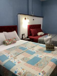 San BenitoCasa Victoria的一间带两张床和一张沙发的卧室