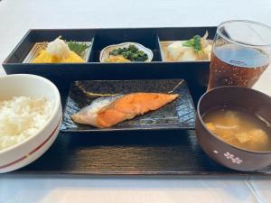 津山市Hotel Alpha-One Tsuyama的盘子上放着一盘食物和一杯啤酒