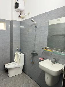 Nho QuanHotel Minh Thắng的浴室配有卫生间、盥洗盆和淋浴。