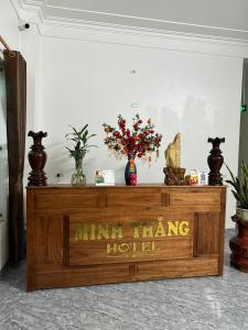 Nho QuanHotel Minh Thắng的顶部有鲜花的木制自助餐