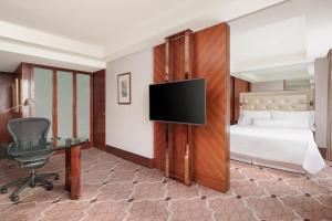 上海上海威斯汀大饭店的配有一张床和一台平面电视的酒店客房