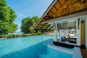 莱利海滩Bhu Nga Thani Resort & Villas Railay的房屋中间的游泳池