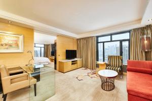 上海上海威斯汀大饭店的配有一张床和一张书桌的酒店客房