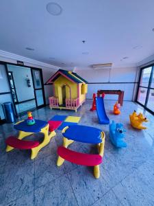 维拉维尔哈Brisa Mar的儿童游戏室,配有桌子和游戏设备