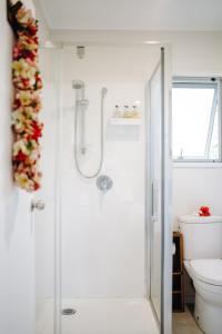 AmuriTai Marino - Beach Bungalows的带淋浴和卫生间的浴室