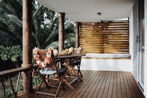 AmuriTai Marino - Beach Bungalows的木制甲板上配有桌椅