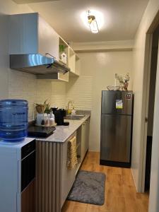 达沃市Micairan Suite的厨房配有冰箱和台面