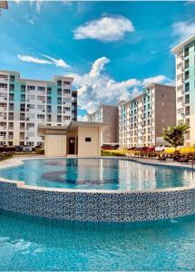 达沃市Micairan Suite的一座大型游泳池,位于部分公寓大楼前