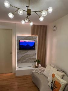 达沃市Micairan Suite的客厅的墙上配有电视