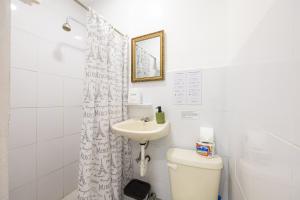 阿约拉港La Peregrina Galapagos B&B的白色的浴室设有水槽和卫生间。
